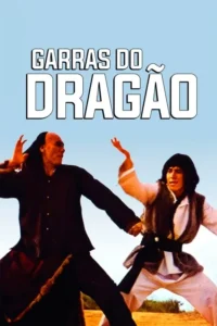 Dois homens em pose de combate, um mais velho de roupa escura e outro jovem com colete peludo, contra céu azul e chão arenoso.