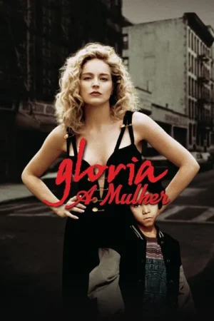 Mulher loira confiante em vestido preto, com menino sério a seus pés. Cenário urbano cinzento e desbotado, clima tenso.