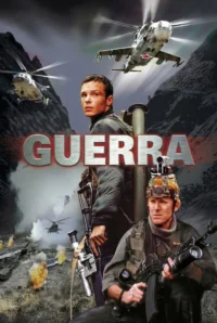 Dois homens armados em primeiro plano,com helicópteros militares e montanhas ao fundo. Cenário de guerra intensa com explosões.