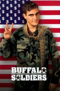 Homem em uniforme militar camuflado,com faixa de balas,faz V da vitória. Sorriso sarcástico contra bandeira americana com cifras de dólar.