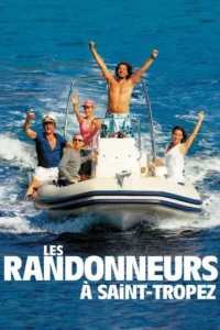 Cinco amigos felizes em um barco, navegando em águas azuis sob o sol. Eles acenam e celebram, num clima de verão.