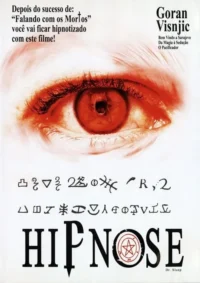 Um olho vermelho intenso domina o pôster,com um pentagrama na pupila e símbolos misteriosos abaixo. Atmosfera de suspense e misticismo.