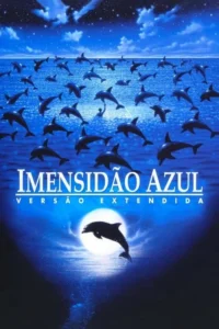 Pôster azul escuro. Céu estrelado sobre oceano com golfinhos. Um homem na água, e um golfinho salta à frente da lua. Mágico e sereno.
