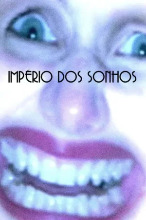 Close-up embaçado de um rosto surreal com olhos azuis arregalados e um sorriso largo de lábios roxos. Predominam tons de azul e roxo.