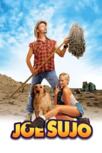 Homem de mullet erguendo um esfregão;mulher loira e cachorro em primeiro plano. Deserto árido com trailer e céu azul. Clima cômico.