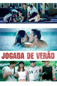 Pôster com jovens:amigos em carro antigo,casal se beijando na água,e grupo no campo de beisebol. Clima de verão,romance e diversão.
