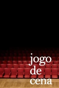 Pôster:fileiras de poltronas vermelhas vazias de um teatro,com palco de madeira à frente e escuridão acima.
