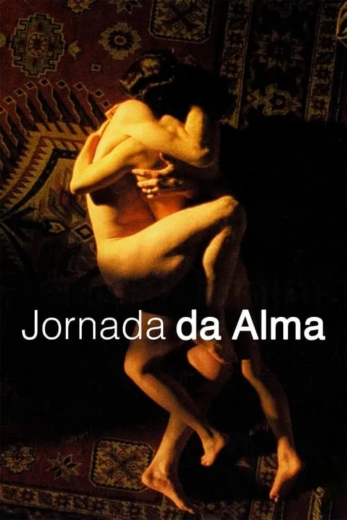 Dois corpos nus se abraçam intimamente em um tapete estampado escuro. A luz quente cria uma atmosfera apaixonada.