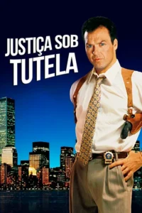 Um homem sério,de camisa,gravata,coldre com arma e distintivo,olha fixamente à frente de um skyline noturno.