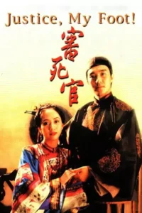 Homem e mulher em trajes tradicionais chineses. Ele de pé, ela sentada, segurando a mão dele. Olham à frente, clima de época.