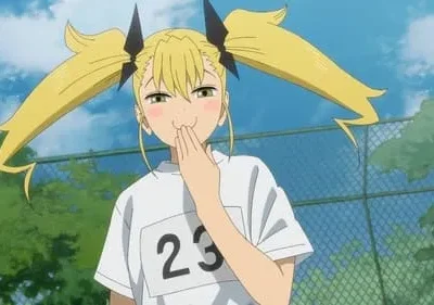 Jovem anime loira com maria-chiquinhas esvoaçantes e gravatas pontudas, camiseta #23. Ela sorri com a mão na boca, em dia ensolarado ao ar livre.
