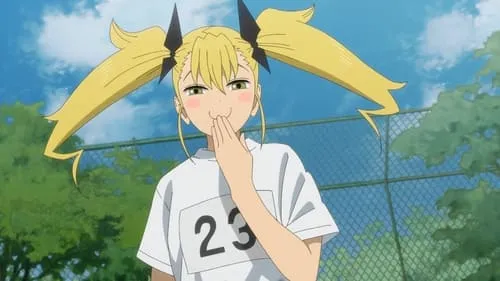 Jovem anime loira com maria-chiquinhas esvoaçantes e gravatas pontudas,camiseta #23. Ela sorri com a mão na boca,em dia ensolarado ao ar livre.