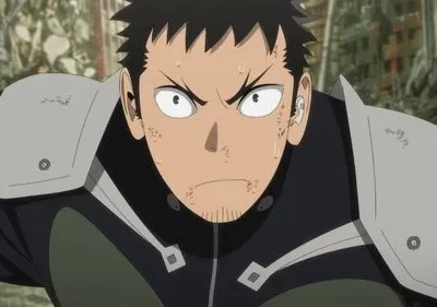 Anime: um homem com rosto sujo, suor e expressão determinada, usando uniforme e armadura, em meio a ruínas. Ambiente de combate.