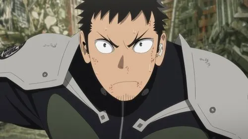 Anime:um homem com rosto sujo,suor e expressão determinada,usando uniforme e armadura,em meio a ruínas. Ambiente de combate.