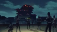 Kaiju No. 8 – T01E06:Operação de extermínio em Sagamihara ao amanhecer 7 Personagens armados observam uma enorme estrutura escura com luzes vermelhas que flutua sobre uma cidade à noite. Ambiente de ficção científica e confronto.