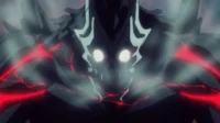 Kaiju No. 8 – T01E12:Kafka Hibino 2 Monstro escuro com olhos brancos brilhantes e presas. Energia vermelha pulsando e fumaça em volta. Presença ameaçadora.