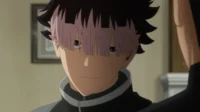 Kaiju No. 8 – T01E13:Armas kaiju 1 Anime:Jovem com cabelo preto espetado e franja rosa,olhar calmo para alguém à direita. Fundo interior com quadro.