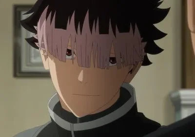 Anime: Jovem com cabelo preto espetado e franja rosa, olhar calmo para alguém à direita. Fundo interior com quadro.