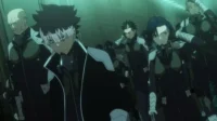 Kaiju No. 8 – T01E14:A provação da próxima geração 9 Personagens de anime sérios em trajes escuros futuristas com detalhes brancos e respiradores. Estão num corredor industrial com luz esverdeada.