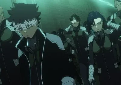 Personagens de anime sérios em trajes escuros futuristas com detalhes brancos e respiradores. Estão num corredor industrial com luz esverdeada.