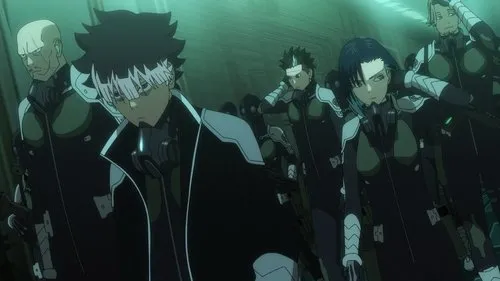 Kaiju No. 8 – T01E14:A provação da próxima geração 1 Personagens de anime sérios em trajes escuros futuristas com detalhes brancos e respiradores. Estão num corredor industrial com luz esverdeada.