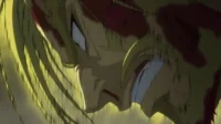 Kaiju No. 8 – T01E16:Um homem chamado Shinomiya Isao 7 Close-up de personagem anime loiro com o rosto ensanguentado e expressão furiosa. Luz amarela intensa e clima de batalha violenta.