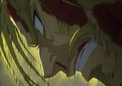 Close-up de personagem anime loiro com o rosto ensanguentado e expressão furiosa. Luz amarela intensa e clima de batalha violenta.