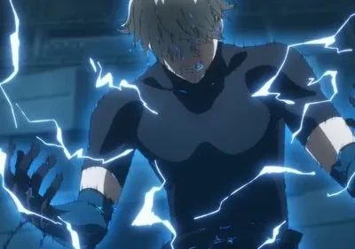 Jovem de anime com cabelo claro liberando poderosos raios azuis das mãos e corpo, expressão tensa em fundo escuro.