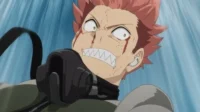 Kaiju No. 8 – T01E20:Destino 3 Personagem anime ruivo com rosto ensanguentado,olhos arregalados e dentes serrilhados de pânico. Fundo azul de movimento.