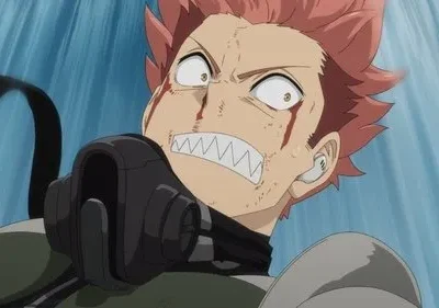Personagem anime ruivo com rosto ensanguentado, olhos arregalados e dentes serrilhados de pânico. Fundo azul de movimento.