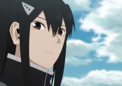 Close-up de mulher anime de cabelo preto, olhos avermelhados e uniforme escuro. Expressão séria, fundo de céu azul com nuvens.