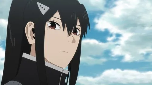 Kaiju No. 8 – T01E21:Presságio 1 Close-up de mulher anime de cabelo preto,olhos avermelhados e uniforme escuro. Expressão séria,fundo de céu azul com nuvens.