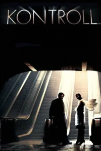 Homem e mulher com asas em estação de metrô escura. Escadas rolantes iluminadas sobem ao fundo. Clima misterioso e dramático.
