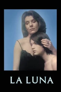 Pôster:Mulher de preto e jovem sem camisa abraçados contra fundo azul claro. A mão dela repousa no cabelo dele. Clima íntimo e sério.