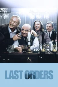Quatro idosos (3 homens,1 mulher) riem e sorriem em um pub. Canecas de cerveja no balcão. Clima de alegria e amizade.