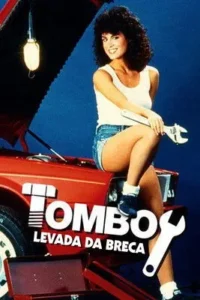 Mulher sorridente de shorts e regata, segurando chave inglesa, sentada em carro vermelho com capô aberto. Fundo azul. Clima anos 80.
