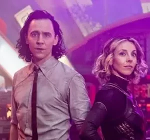 Homem de cabelos escuros e mulher loira, ambos sérios, contra um fundo urbano futurista com luzes neon roxas e amarelas.