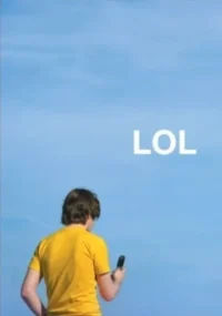 Jovem de camiseta amarela de costas olha o celular contra um céu azul brilhante,com LOL escrito em branco.