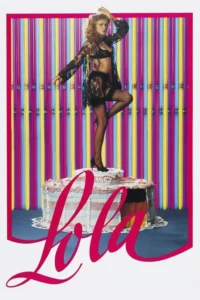 Mulher em lingerie preta e robe posa sobre um bolo. Fundo de listras neon vibrantes. Clima ousado,festivo e retro.