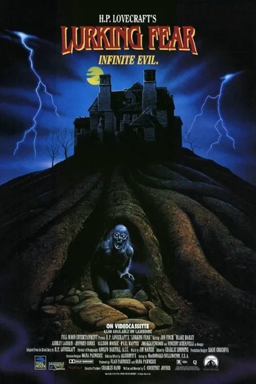 Lurking Fear 1 Pôster de terror:Uma mansão sombria no topo de um morro sob tempestade. Abaixo,um monstro pálido e assustador emerge de raízes.