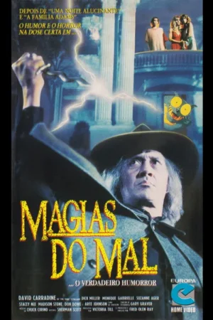 Homem com chapéu e capa em casarão, energia mágica nas mãos. Três mulheres na varanda e monstro verde na janela. Clima de fantasia e humor.