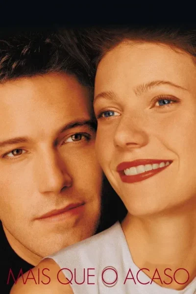 Close-up de homem e mulher, rostos próximos. Ela sorri, batom vermelho; ele olha à frente. Fundo escuro, clima romântico.