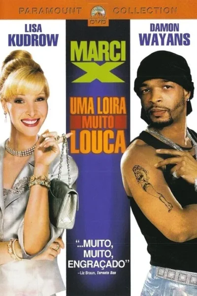 Poster de comédia: mulher loira elegante sorri com bolsa, ao lado de homem de gorro e camiseta preta apontando braço tatuado. Contrastes.