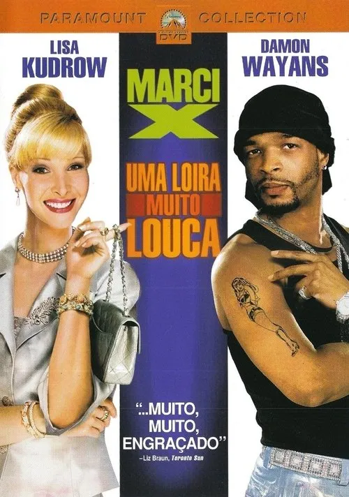 Marci X - Uma Loira Muito Louca 1 Poster de comédia:mulher loira elegante sorri com bolsa,ao lado de homem de gorro e camiseta preta apontando braço tatuado. Contrastes.