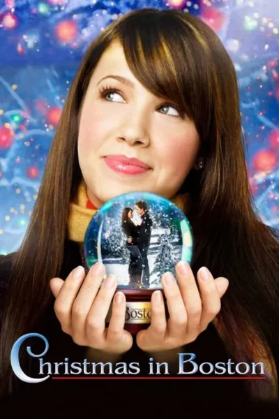 Uma mulher sorridente segura um globo de neve com um casal abraçado em paisagem nevada. Fundo festivo com luzes de Natal.