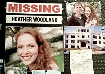 Quadro de avisos com aviso 'DESAPARECIDA', fotos de uma mulher sorrindo, um casal e um prédio. O clima é de mistério e investigação.