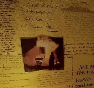 Pôster sombrio. Parede amarela com citações sobre fogo e inferno. Duas fotos: figura em chamas e uma mão levantada.