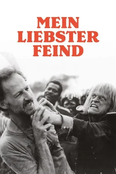 Pôster P&B de luta intensa: homem barbudo morde um bastão, enquanto outro de cabelo branco e rosto distorcido o agarra. Multidão ao fundo.