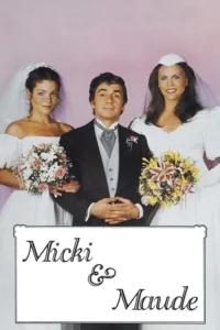 Um homem de smoking entre duas noivas sorridentes em vestidos brancos, segurando buquês, contra um fundo rosa.