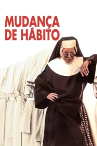 Freira de óculos escuros e pose descontraída em primeiro plano,contrastando com fila de freiras de hábitos claros ao fundo.